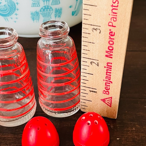 SOLD Vintage Retro Red Stripe Salt & Pepper Shakers❤️🧂 - Picture 9 of 9